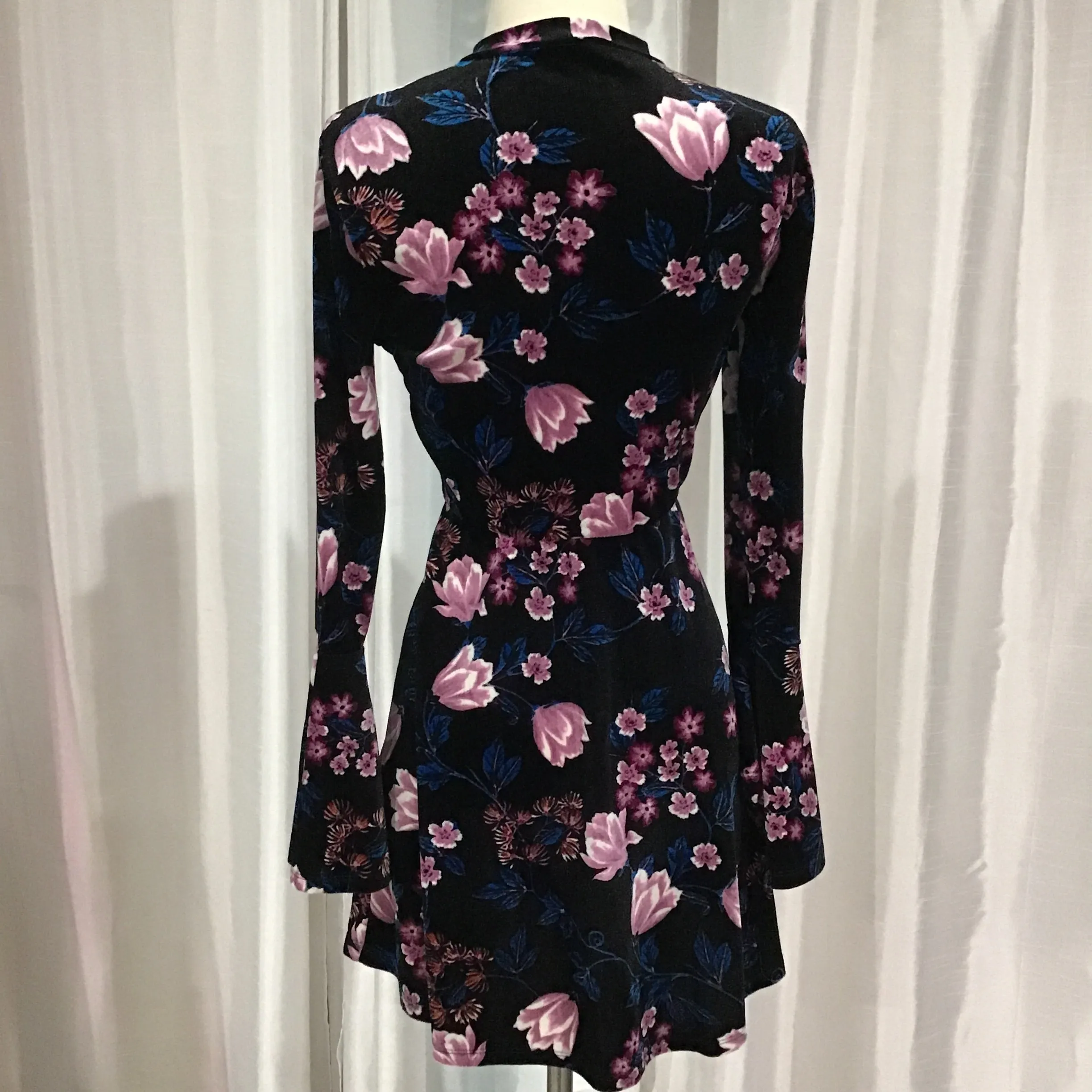 BOUTIQUE LONG SLEEVE SIZE XS SHORT DRESS