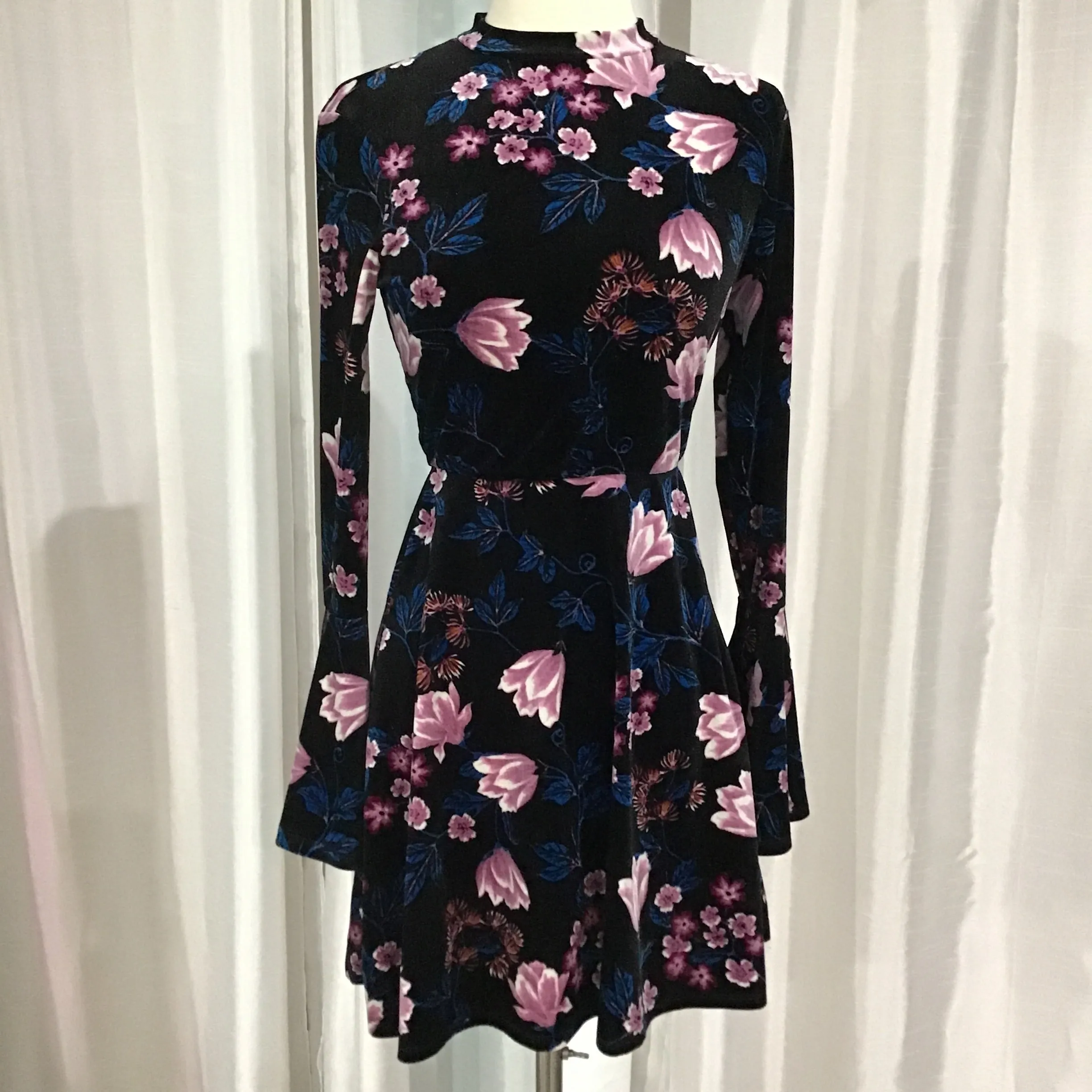 BOUTIQUE LONG SLEEVE SIZE XS SHORT DRESS