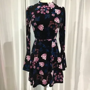 BOUTIQUE LONG SLEEVE SIZE XS SHORT DRESS
