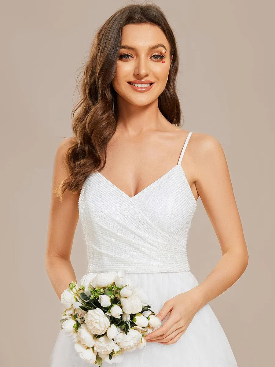 Robe de mariée en tulle scintillante à col en V et bretelles spaghetti