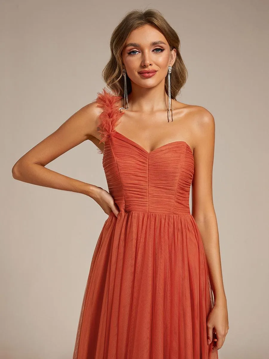 Robe demoiselle d'honneur à une épaule appliquée en tulle avec une fente haute