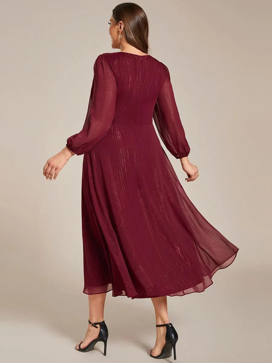 Robe d'invité trapèze en mousseline scintillante à manches longues et col en V
