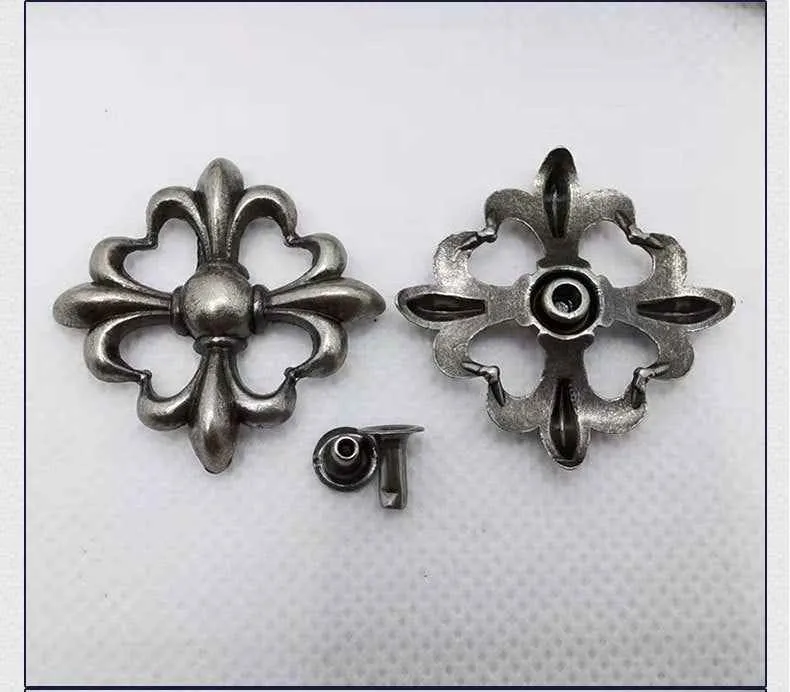 Vintage Punk Cross Rivets – Antique Silver Gothic Studs 30 Pack